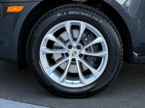 Certified 2025 Porsche Macan image 10