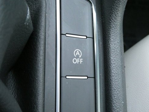 Used 2020 Volkswagen Tiguan SE image 17