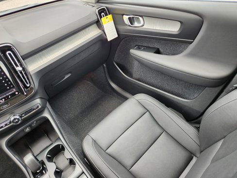 New 2025 Volvo XC40 B5 Core w/ Climate Package image 17