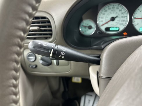 Used 2005 Chrysler Town & Country Limited image 31