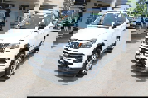 Used 2022 Jeep Compass Latitude image 2