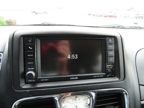 Used 2015 Chrysler Town & Country Touring-L image 17