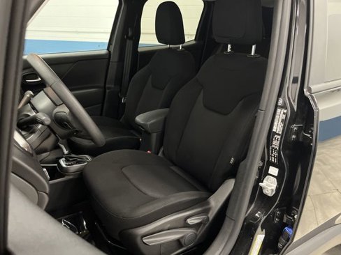 Used 2023 Jeep Renegade Latitude image 4