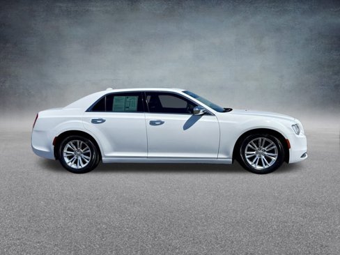 Used 2017 Chrysler 300 C image 2