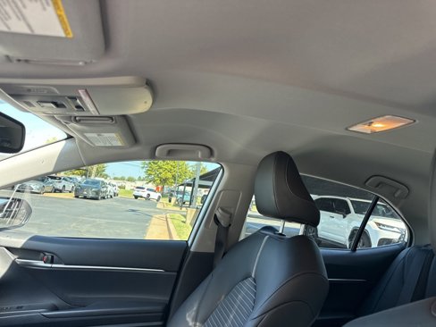 Used 2023 Toyota Camry SE image 9