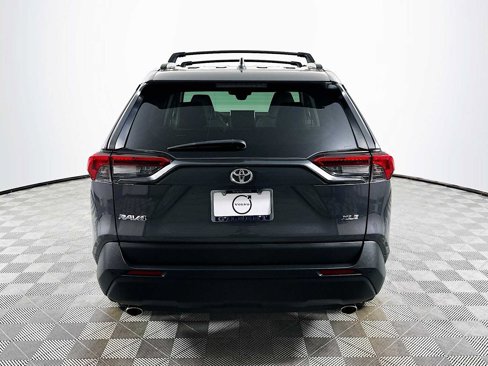 Used 2021 Toyota RAV4 XLE Premium image 6