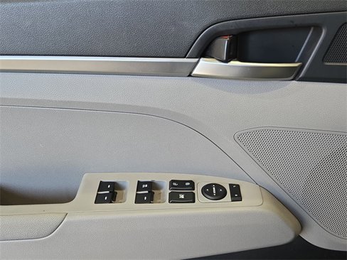 Used 2020 Hyundai Elantra SE image 13
