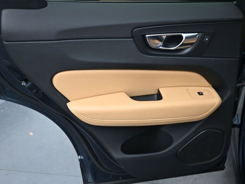 Certified 2023 Volvo XC60 B5 Ultimate w/ Climate Package image 20