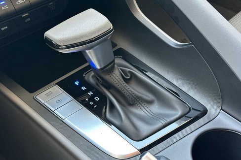 Certified 2025 Hyundai Elantra SE image 25