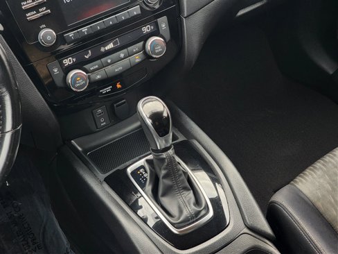 Used 2017 Nissan Rogue SV image 14