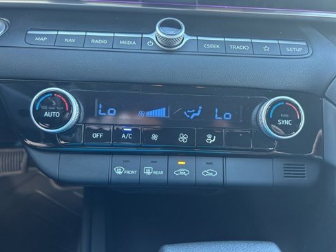 Used 2024 Hyundai Elantra SEL image 22
