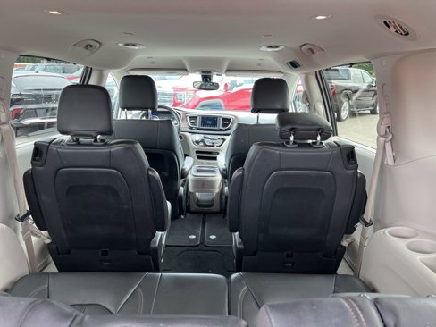 Used 2019 Chrysler Pacifica Touring-L image 26