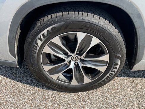 Used 2020 Toyota Highlander XLE image 9
