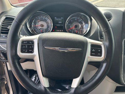 Used 2015 Chrysler Town & Country Touring w/ Driver Convenience Group image 10