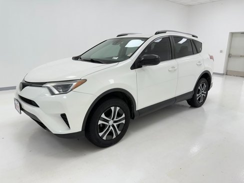 Used 2018 Toyota RAV4 LE image 5