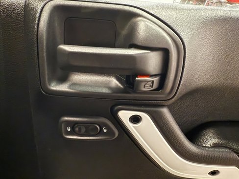 Used 2015 Jeep Wrangler Unlimited Sahara image 28