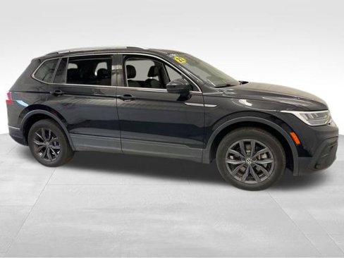 Used 2022 Volkswagen Tiguan SE w/ Panoramic Sunroof Package image 8
