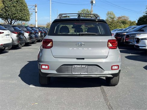 Used 2022 Hyundai Venue Limited image 6