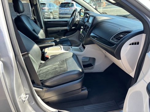 Used 2018 Dodge Grand Caravan SXT image 19