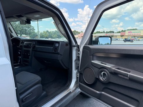 Used 2010 Jeep Commander Sport image 19