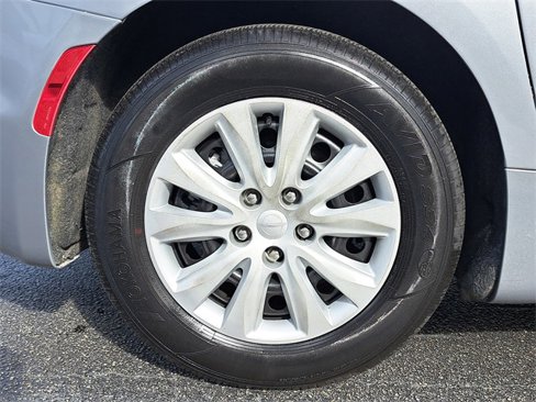 Used 2020 Chrysler Voyager L image 8