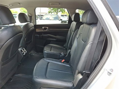 Used 2021 Kia Sorento S image 11