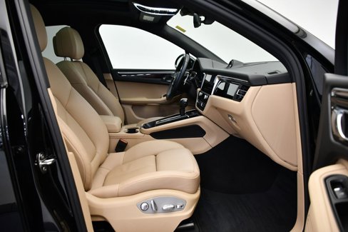 Used 2023 Porsche Macan Turbo image 49