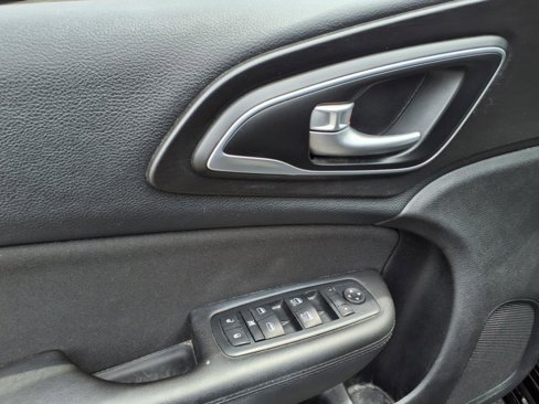 Used 2015 Chrysler 200 Limited w/ Spring Special Group image 8