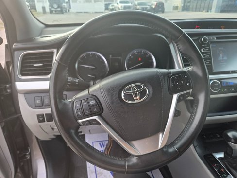Used 2017 Toyota Highlander XLE image 12