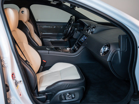 Used 2016 Jaguar XJ R image 9