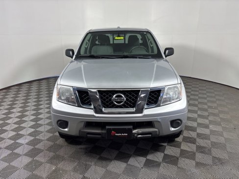 Used 2016 Nissan Frontier SV image 2