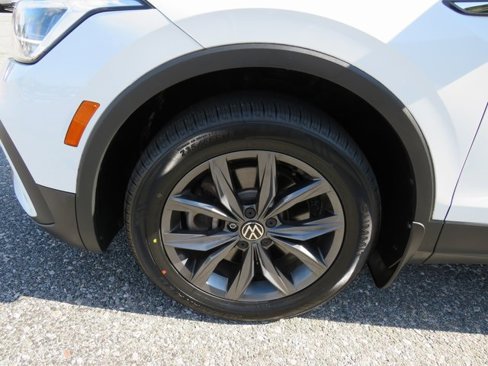 Used 2022 Volkswagen Tiguan SE image 32