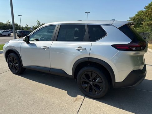 Used 2023 Nissan Rogue SV image 3