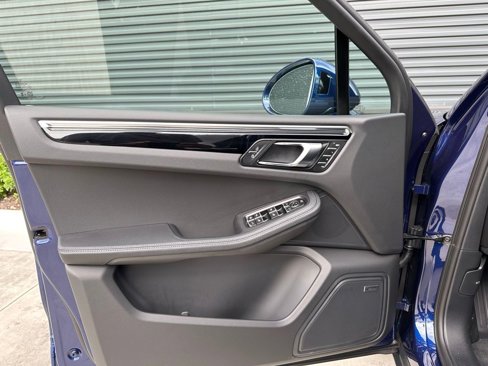 Used 2025 Porsche Macan image 16