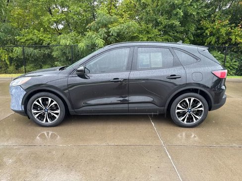 Used 2022 Ford Escape SE w/ SE Sport Appearance Package image 2