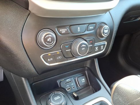 Used 2015 Jeep Cherokee Latitude image 14