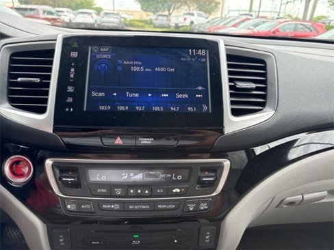 Used 2016 Honda Pilot Touring image 11