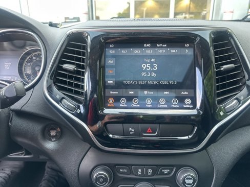 Used 2020 Jeep Cherokee Limited image 27