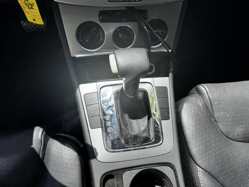 Used 2006 Volkswagen Passat Value Edition image 8