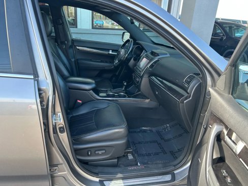 Used 2015 Kia Sorento SX image 32
