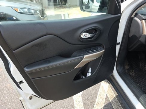 Used 2017 Jeep Cherokee Sport image 16