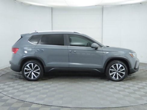 Certified 2022 Volkswagen Taos SE image 5