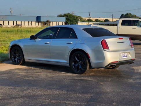 Used 2023 Chrysler 300 Touring w/ Sport Appearance Package image 4