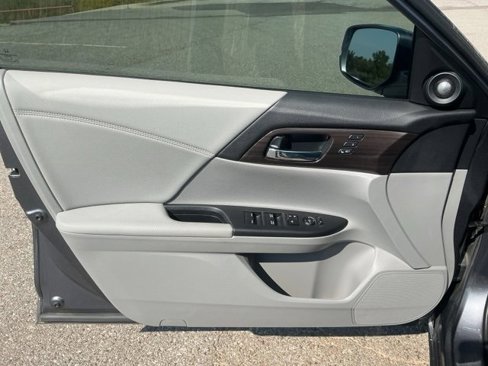 Used 2017 Honda Accord EX-L image 16
