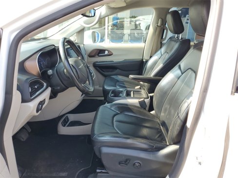 Used 2017 Chrysler Pacifica Touring-L image 10