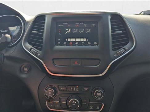 Used 2019 Jeep Cherokee Latitude Plus image 12