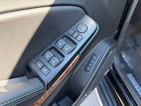Used 2018 Chevrolet Suburban Premier image 9
