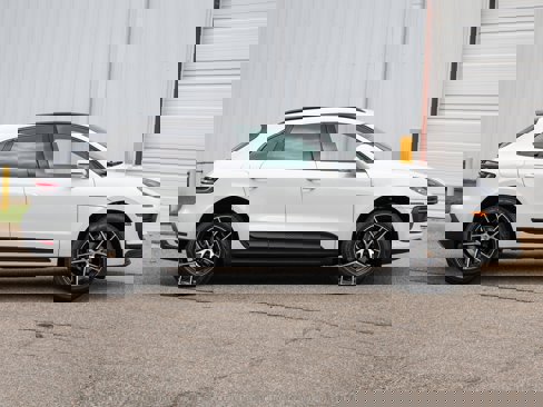 Certified 2025 Porsche Macan image 8