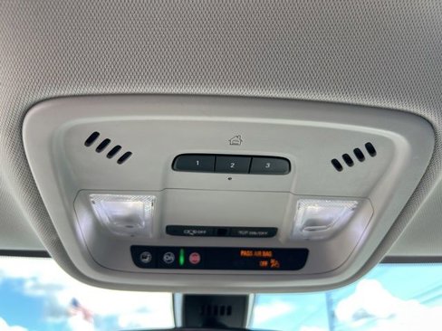 Used 2020 Chevrolet Traverse LT image 18