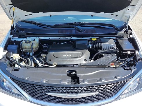 Used 2017 Chrysler Pacifica Touring-L w/ Tire & Wheel Group image 20
